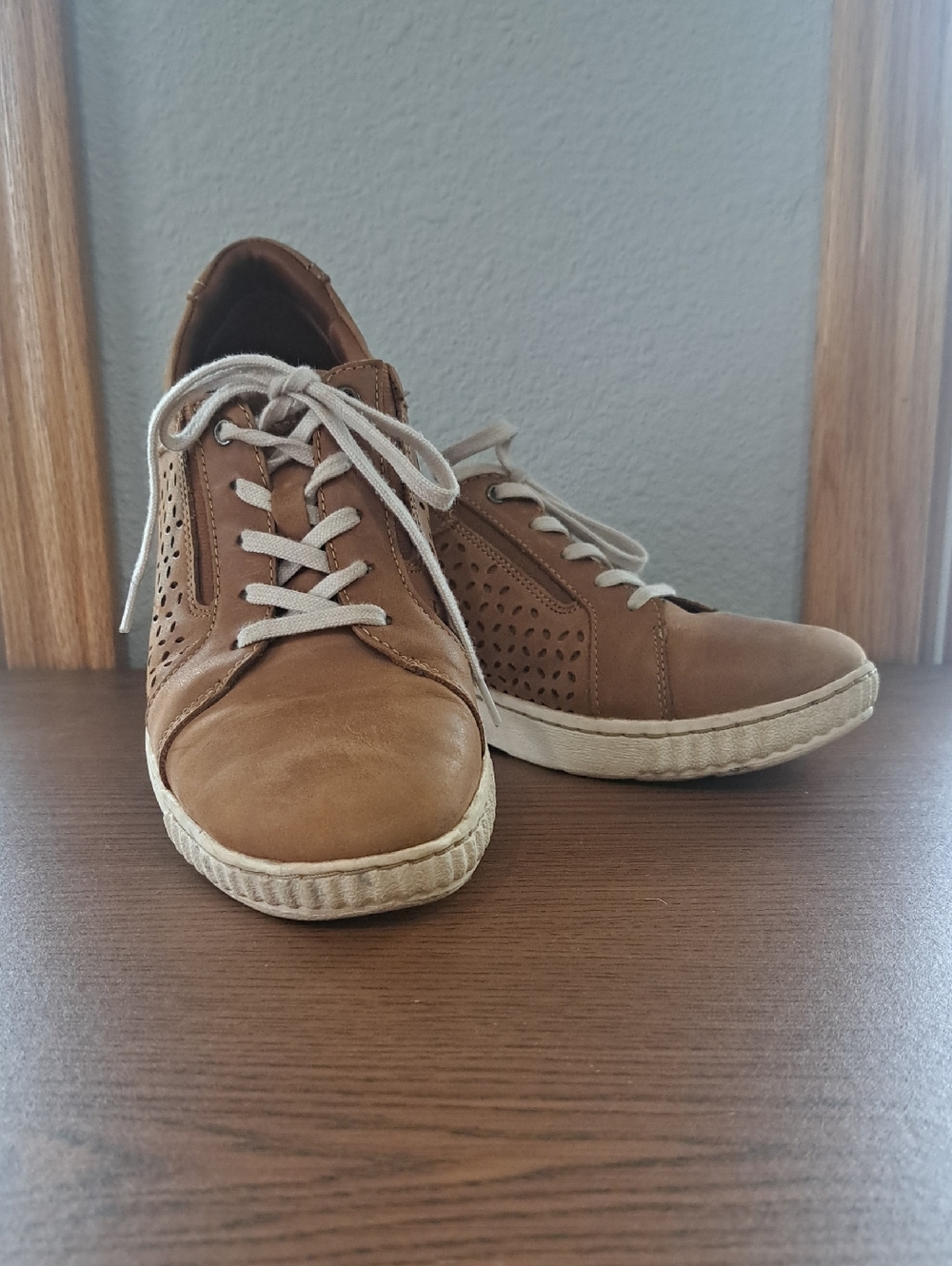 Clarks Women's Tan Leather Perforated Lace-Up Sneakers